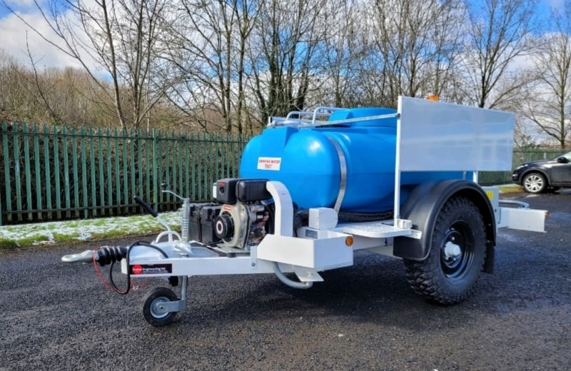 drinking water bowser for replenishing water to commercial aircraft at airports